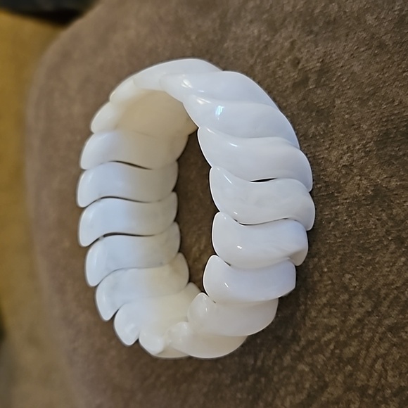 Vtg AVON 1984 Summer Brights Wavy White Acrylic Chunky Stretch Bracelet - Picture 2 of 5